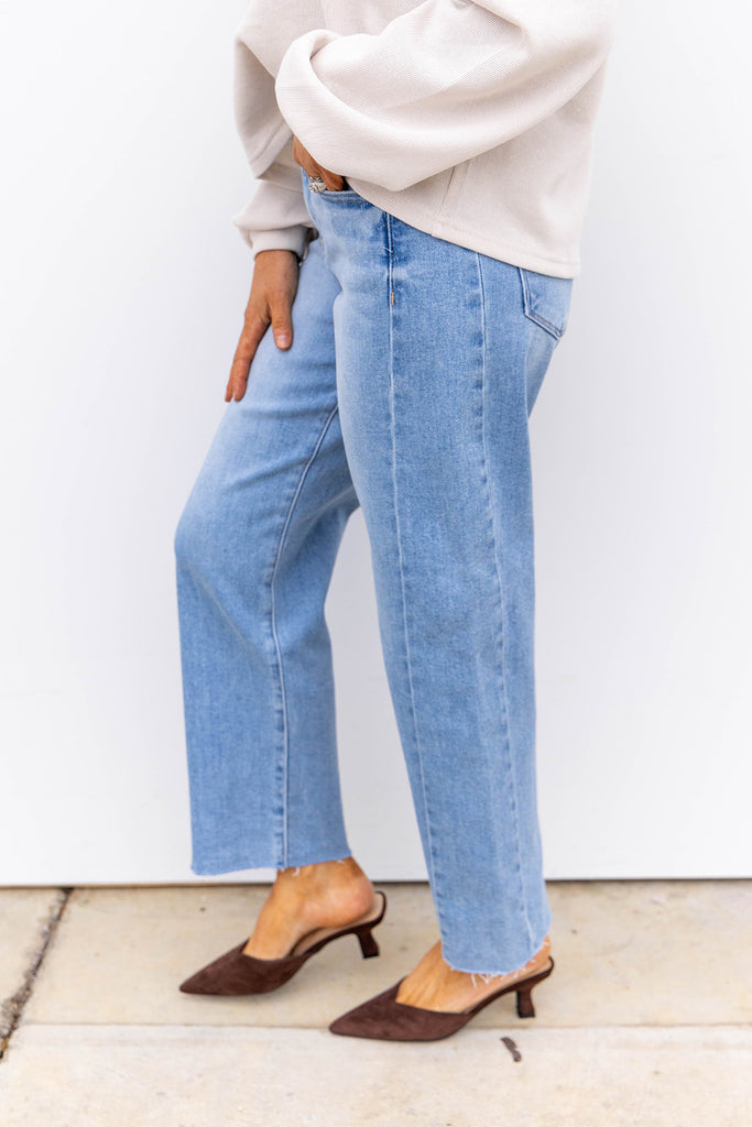 Cityline Curve Crop Jeans - Light